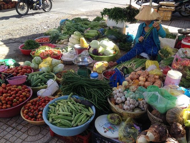 Chợ bán tấp nập ngày mùng 4, người mua vẫn ‘nghỉ Tết’  - Ảnh 2.