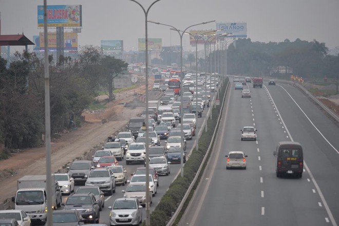 Hà Nội: Mở thêm 2 làn thu phí, đoạn từ Ngọc Hồi đến Km 188 vẫn ùn tắc nghiêm trọng - Ảnh 2.