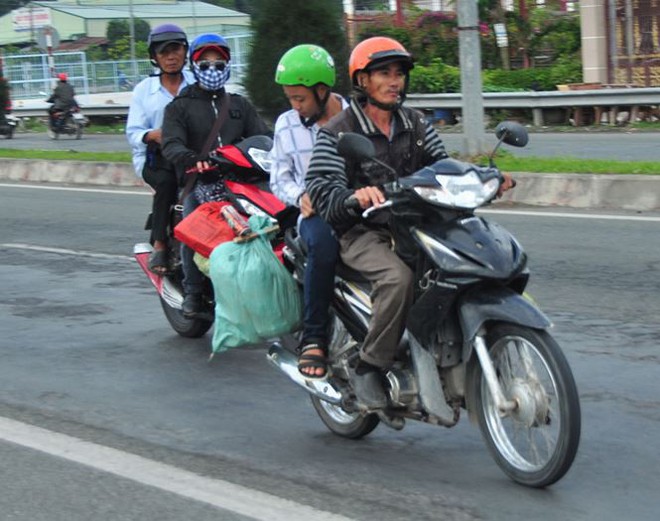 Người dân ùn ùn trở lại Sài Gòn làm việc đầu năm mới - Ảnh 3.