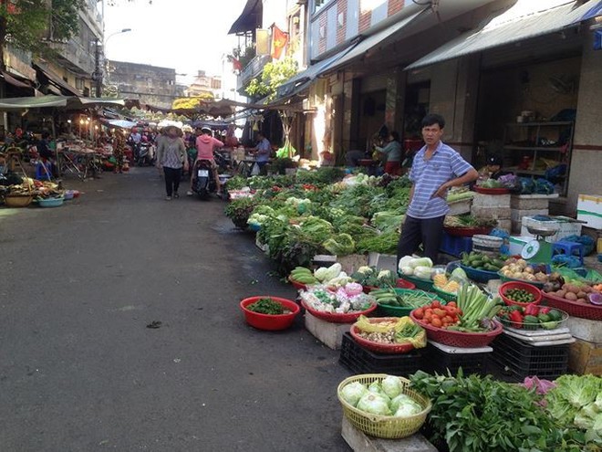 Chợ bán tấp nập ngày mùng 4, người mua vẫn ‘nghỉ Tết’  - Ảnh 3.