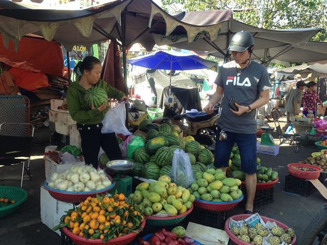 Chợ bán tấp nập ngày mùng 4, người mua vẫn ‘nghỉ Tết’  - Ảnh 4.