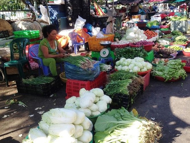 Chợ bán tấp nập ngày mùng 4, người mua vẫn ‘nghỉ Tết’  - Ảnh 6.