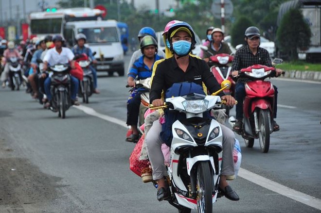 Người dân ùn ùn trở lại Sài Gòn làm việc đầu năm mới - Ảnh 7.