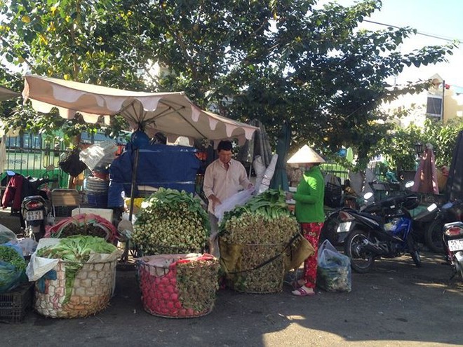 Chợ bán tấp nập ngày mùng 4, người mua vẫn ‘nghỉ Tết’  - Ảnh 7.