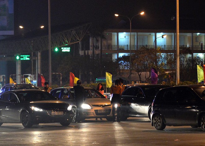 Tối mùng 4 Tết, ô tô xếp hàng dài ở 2 đầu trạm thu phí Pháp Vân về Hà Nội - Ảnh 6.