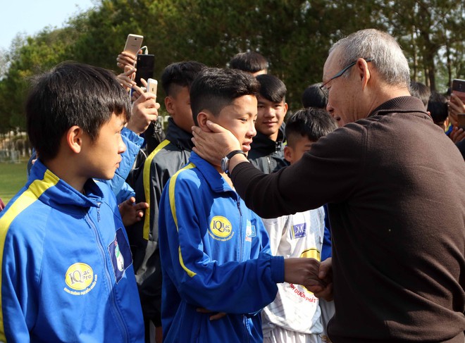 Xa vài ngày chưa gặp, HLV Park Hang-seo đã hành động khiến học trò bất ngờ - Ảnh 7.