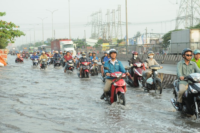 Nước dâng ngập lút bánh xe trên nhiều tuyến đường ở Sài Gòn - Ảnh 1.