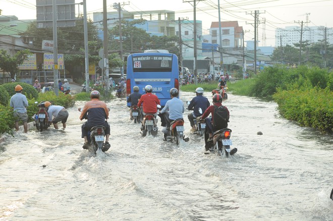 Nước dâng ngập lút bánh xe trên nhiều tuyến đường ở Sài Gòn - Ảnh 2.