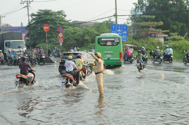 Nước dâng ngập lút bánh xe trên nhiều tuyến đường ở Sài Gòn - Ảnh 5.