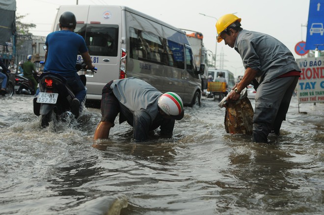 Nước dâng ngập lút bánh xe trên nhiều tuyến đường ở Sài Gòn - Ảnh 6.