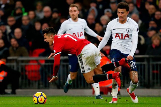 Vì sao có Sanchez, M.U vẫn thua Tottenham?  - Ảnh 2.