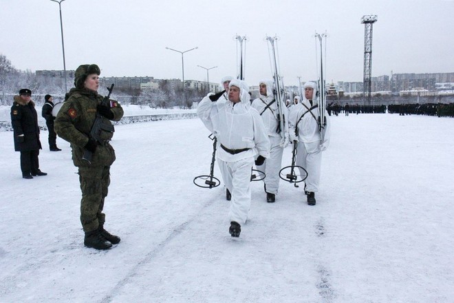 Ảnh: Quân nhân Nga đạp tuyết luyện tập diễu binh - Ảnh 1.