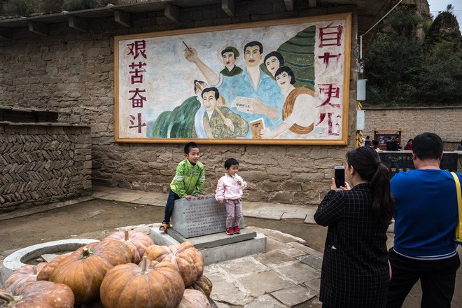 Gọi Tập Cận Bình là lãnh tụ, TQ kể gì về thần thoại khởi nghiệp chính trị của ông? - Ảnh 1.