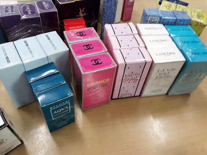 Bắt ổ sản xuất các loại nước hoa nổi tiếng thế giới bằng hóa chất rẻ tiền - Ảnh 2. Bắt ổ sản xuất các loại nước hoa nổi tiếng thế giới bằng hóa chất rẻ tiền - Ảnh 2.