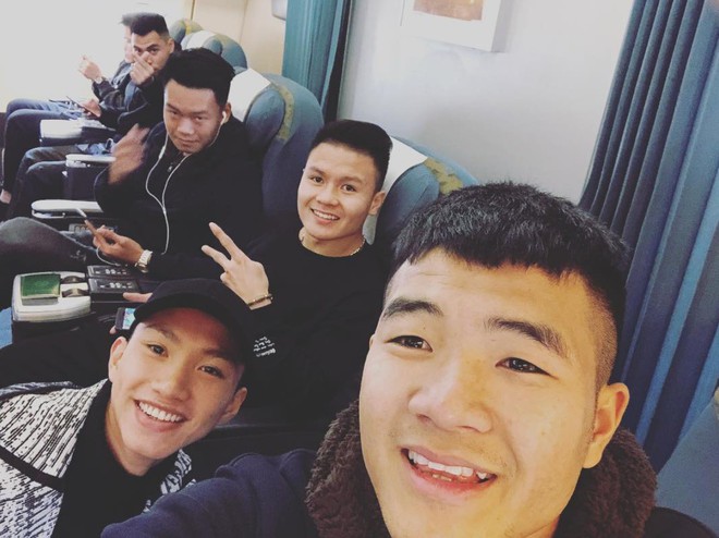 Fan đón U23 hạ cánh Sài Gòn cuồng nhiệt không khác gì sao Hàn! - Ảnh 15.