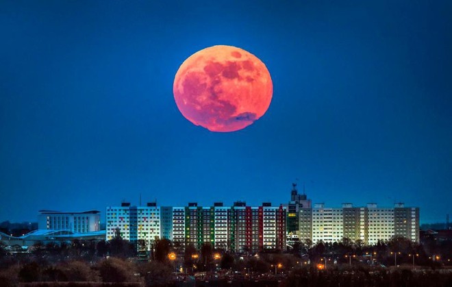 Tổng hợp 21 khoảnh khắc đẹp mê hồn của Siêu trăng xanh máu trên khắp thế giới - Ảnh 21.