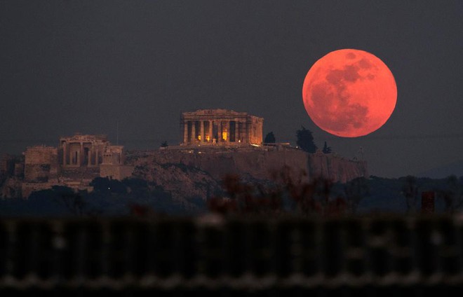 Tổng hợp 21 khoảnh khắc đẹp mê hồn của Siêu trăng xanh máu trên khắp thế giới - Ảnh 4.