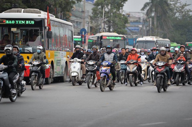 Ngày cuối kỳ nghỉ Tết, nhiều người “tay xách nách mang” đồ đạc về Thủ đô - Ảnh 3.