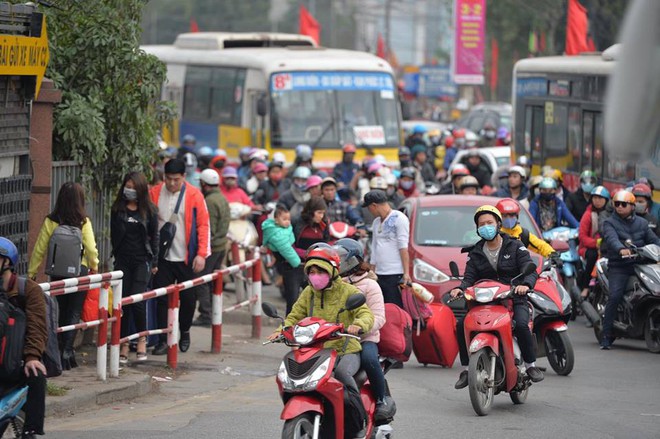 Ngày cuối kỳ nghỉ Tết, nhiều người “tay xách nách mang” đồ đạc về Thủ đô - Ảnh 15.