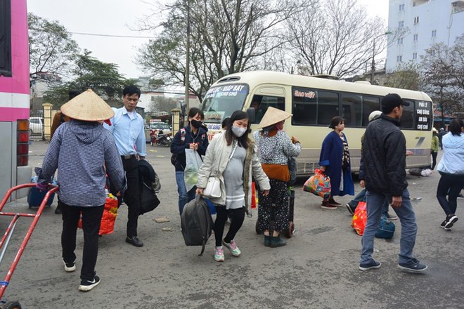 Ảnh: Người dân lỉnh kỉnh đồ đạc trở lại thủ đô sau dịp nghỉ Tết - Ảnh 8.