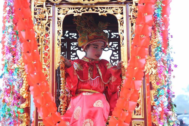 Tướng bà 9 tuổi tại lễ hội đền Gióng được cõng, bế, bảo vệ nghiêm ngặt vì sợ bắt cóc - Ảnh 2.