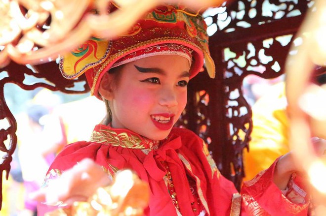 Tướng bà 9 tuổi tại lễ hội đền Gióng được cõng, bế, bảo vệ nghiêm ngặt vì sợ bắt cóc - Ảnh 3.
