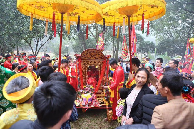 Tướng bà 9 tuổi tại lễ hội đền Gióng được cõng, bế, bảo vệ nghiêm ngặt vì sợ bắt cóc - Ảnh 4.