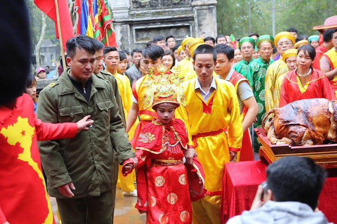 Tướng bà 9 tuổi tại lễ hội đền Gióng được cõng, bế, bảo vệ nghiêm ngặt vì sợ bắt cóc - Ảnh 5.