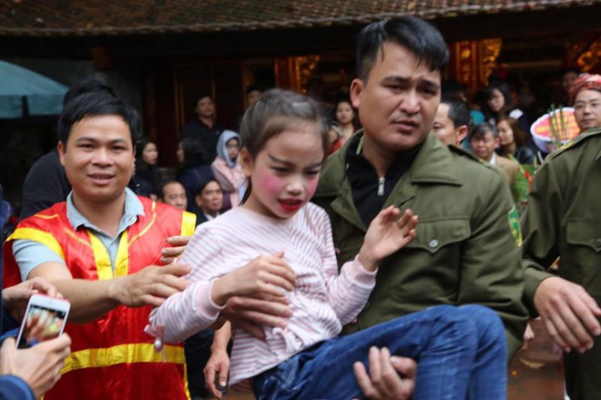 Tướng bà 9 tuổi tại lễ hội đền Gióng được cõng, bế, bảo vệ nghiêm ngặt vì sợ bắt cóc - Ảnh 6.