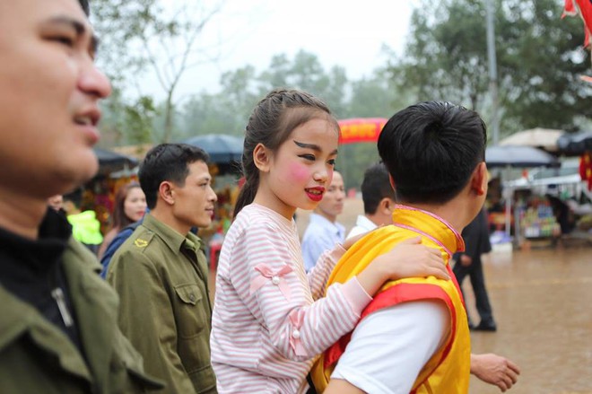 Tướng bà 9 tuổi tại lễ hội đền Gióng được cõng, bế, bảo vệ nghiêm ngặt vì sợ bắt cóc - Ảnh 8.