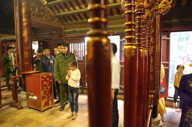Tướng bà 9 tuổi tại lễ hội đền Gióng được cõng, bế, bảo vệ nghiêm ngặt vì sợ bắt cóc - Ảnh 9.