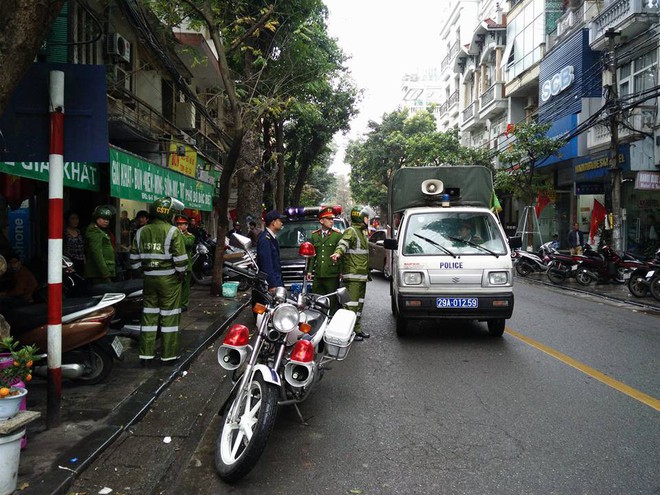 Quận Hoàn Kiếm ra quân lập lại trật tự vỉa hè trong ngày làm việc đầu tiên của năm mới - Ảnh 3.