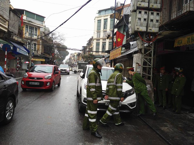 Quận Hoàn Kiếm ra quân lập lại trật tự vỉa hè trong ngày làm việc đầu tiên của năm mới - Ảnh 1.