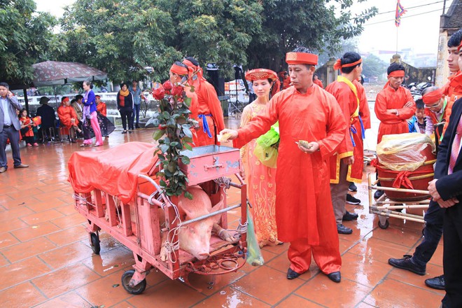 Lễ hội chém lợn ở Ném Thượng, Bắc Ninh: Nhiều người dân cúng tiền lễ cho 2 "Ông Ỉ"