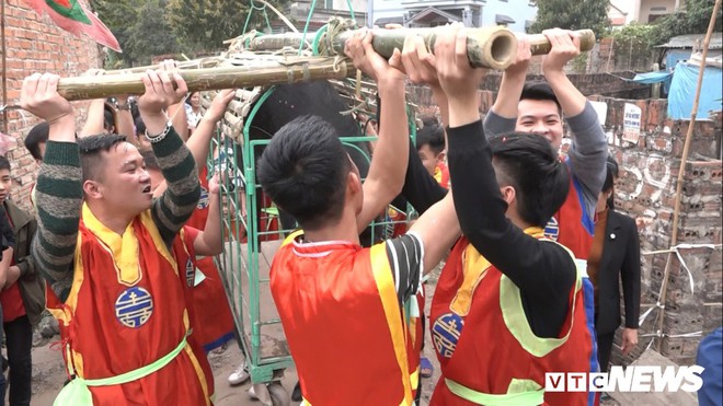 Ảnh: Hàng trăm trai làng đuổi bắt lợn đầu năm mới cầu may - Ảnh 5.