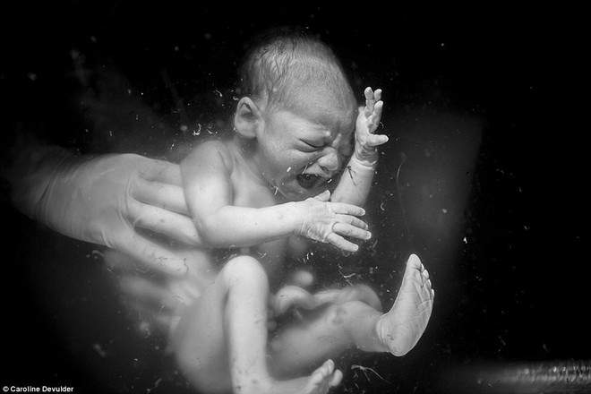 Những bức ảnh sinh nở khiến người xem nghẹn ngào cảm xúc: Gian nan đón con chào đời rồi vỡ òa trong niềm hạnh phúc - Ảnh 5.