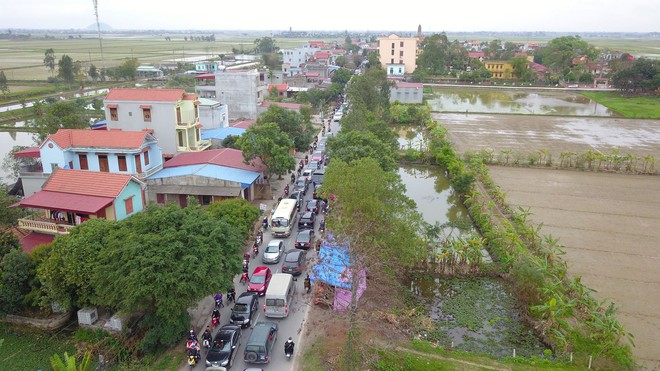 Ảnh: Tắc đường dài 3km, người dân ùn ùn đội mưa đi bộ vào chợ Viềng - Ảnh 16.