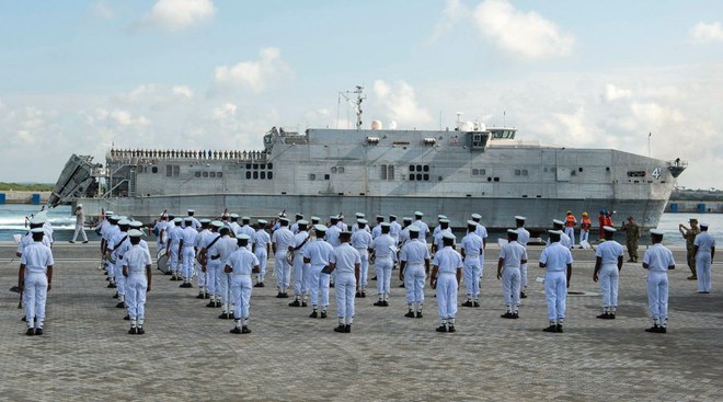 Tàu bệnh viện Mỹ sẽ tới Việt Nam ngay sau chuyến thăm của tàu sân bay USS Carl Vinson - Ảnh 1.