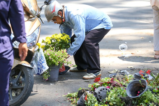 Bế mạc hội hoa xuân Tao Đàn, người dân mót lại hoa sắp cho vào xe rác - Ảnh 6.