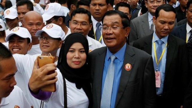 Thủ tướng Campuchia Hun Sen dọa vào tận nhà đánh người biểu tình nếu bị đốt ảnh - Ảnh 1.