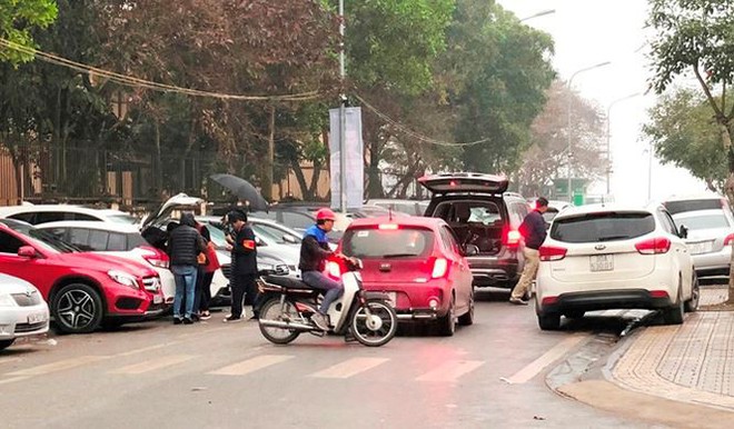 Kiểm tra đột xuất, phát hiện nhiều bãi trông xe chặt chém ở Hà Nội - Ảnh 1.