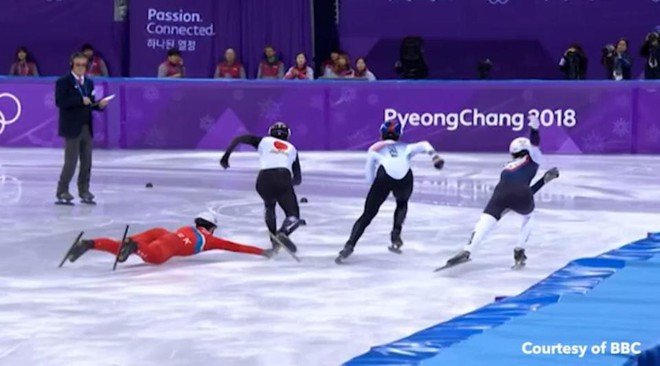 VĐV Triều Tiên kéo chân đối thủ khi trượt ngã ở Olympic mùa đông - Ảnh 1.
