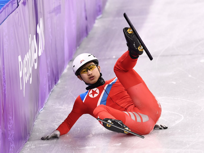 VĐV Triều Tiên kéo chân đối thủ khi trượt ngã ở Olympic mùa đông - Ảnh 2.