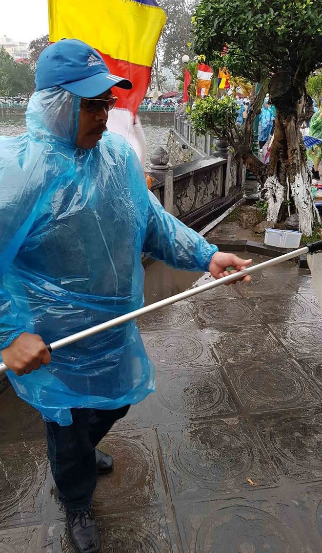 Rùa, cá vừa phóng sinh bị vợt ngay trước mắt tại chùa Trấn Quốc - Ảnh 13.