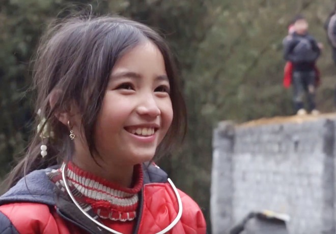 Bé gái HMông gây chú ý khi xuất hiện trong clip của dân phượt với nụ cười cực xinh - Ảnh 9.