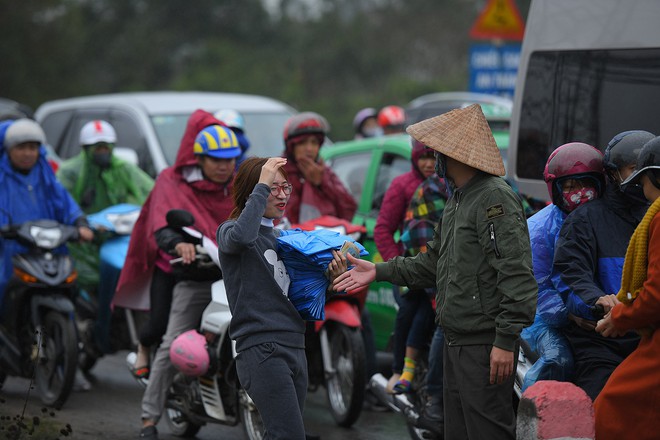Ảnh: Tắc đường dài 3km, người dân ùn ùn đội mưa đi bộ vào chợ Viềng - Ảnh 7.