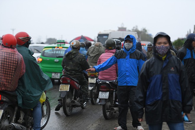 Ảnh: Tắc đường dài 3km, người dân ùn ùn đội mưa đi bộ vào chợ Viềng - Ảnh 14.
