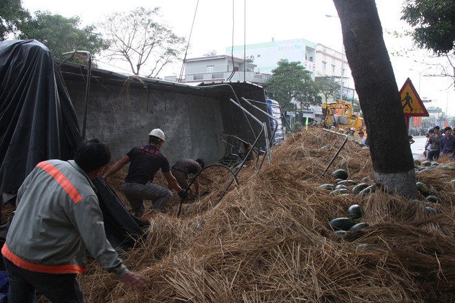 Hàng tấn dưa hấu đổ ra đường, người dân đến thu gom giúp tài xế - Ảnh 1.