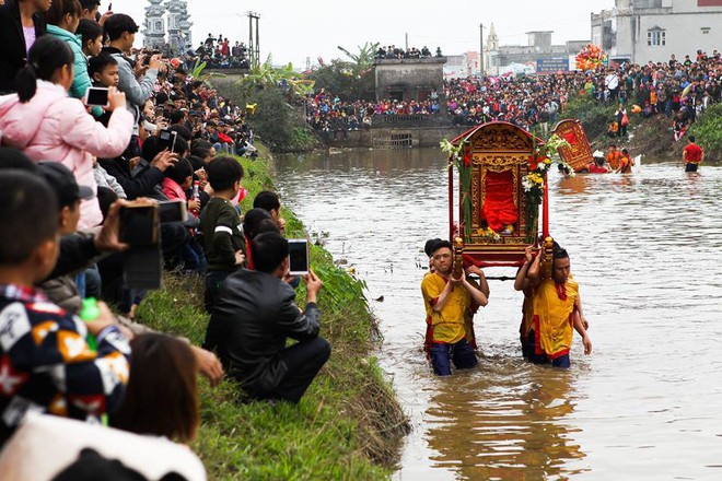 Hàng chục thanh niên trầm mình dưới nước lạnh, rước kiệu Thánh ở Thái Bình - Ảnh 3.