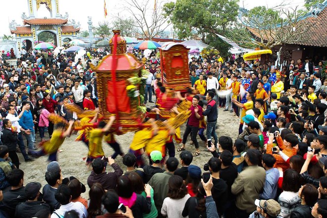 Hàng chục thanh niên trầm mình dưới nước lạnh, rước kiệu Thánh ở Thái Bình - Ảnh 2.